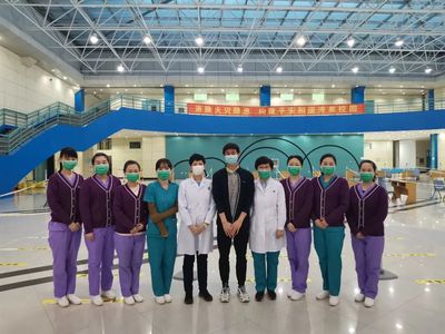 任帅和采样医生们的合影(右五为任帅)