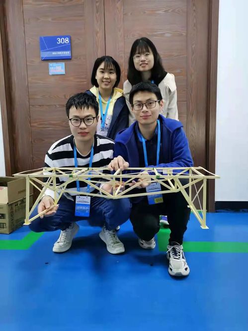 任帅参加大学生工程训练综合能力竞赛 (右为任帅)